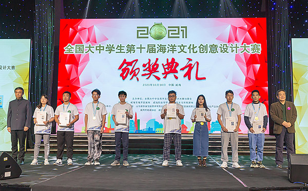 3 汪逸行、庄伟城同学领取金奖.jpg